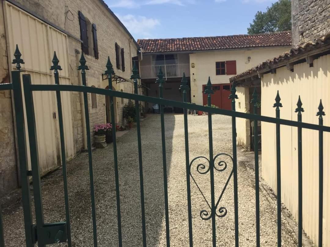 Bed and Breakfast Les Cygnes Noirs Aujac  Exterior foto